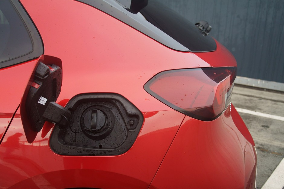 Opel Corsa – elektryk vs. spalinowiec. Który lepszy do miasta?