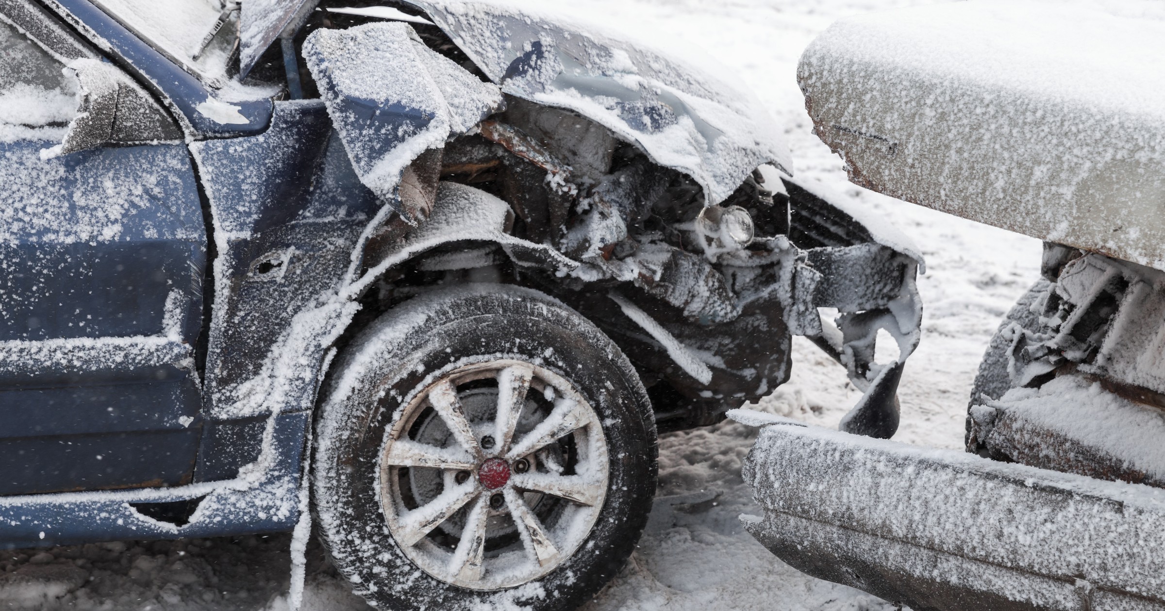 Wypadek samochodowy na zaśnieżonej drodze