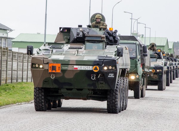 Czego nie wolno robić, gdy przed nami jedzie kolumna wojskowa?