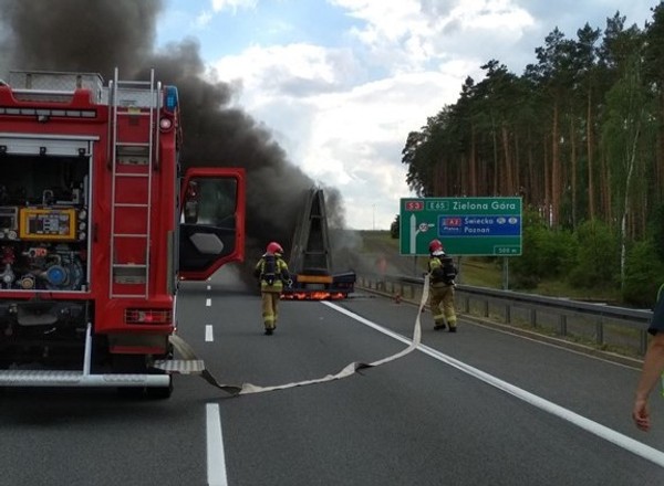 TIR zapalił się na środku drogi. Nietypowa interwencja ITD