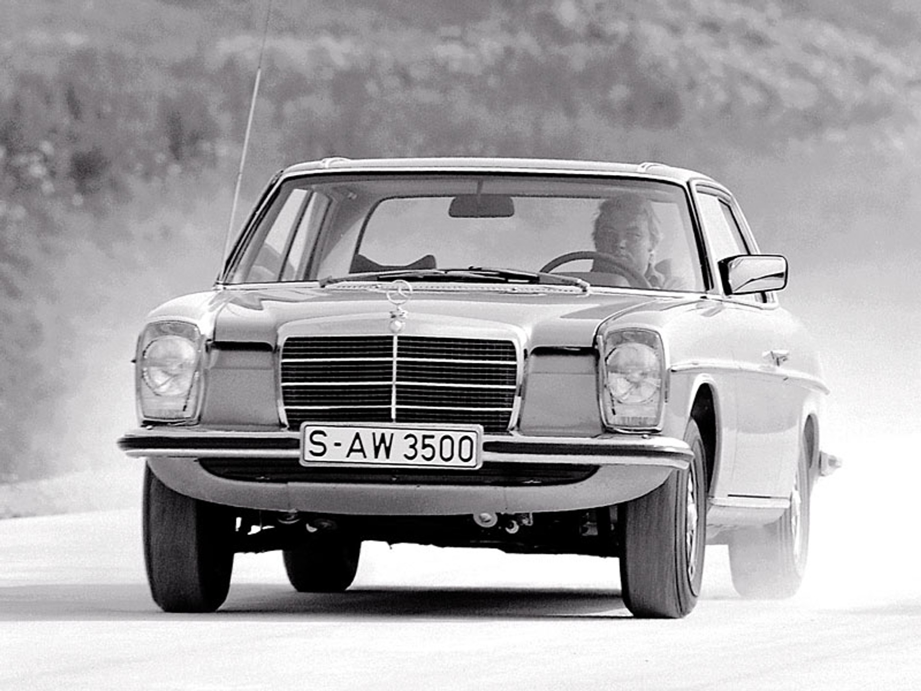 Mercedes-Benz E: historia gwiazdy klasy średniej wyższej (250 fotografii)