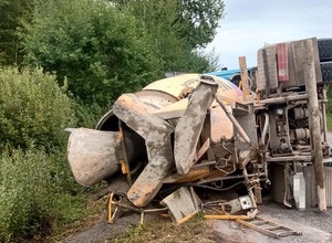 Kierowca betoniarki przesadził z prędkością. Do pomocy potrzebne były aż dwa dźwigi