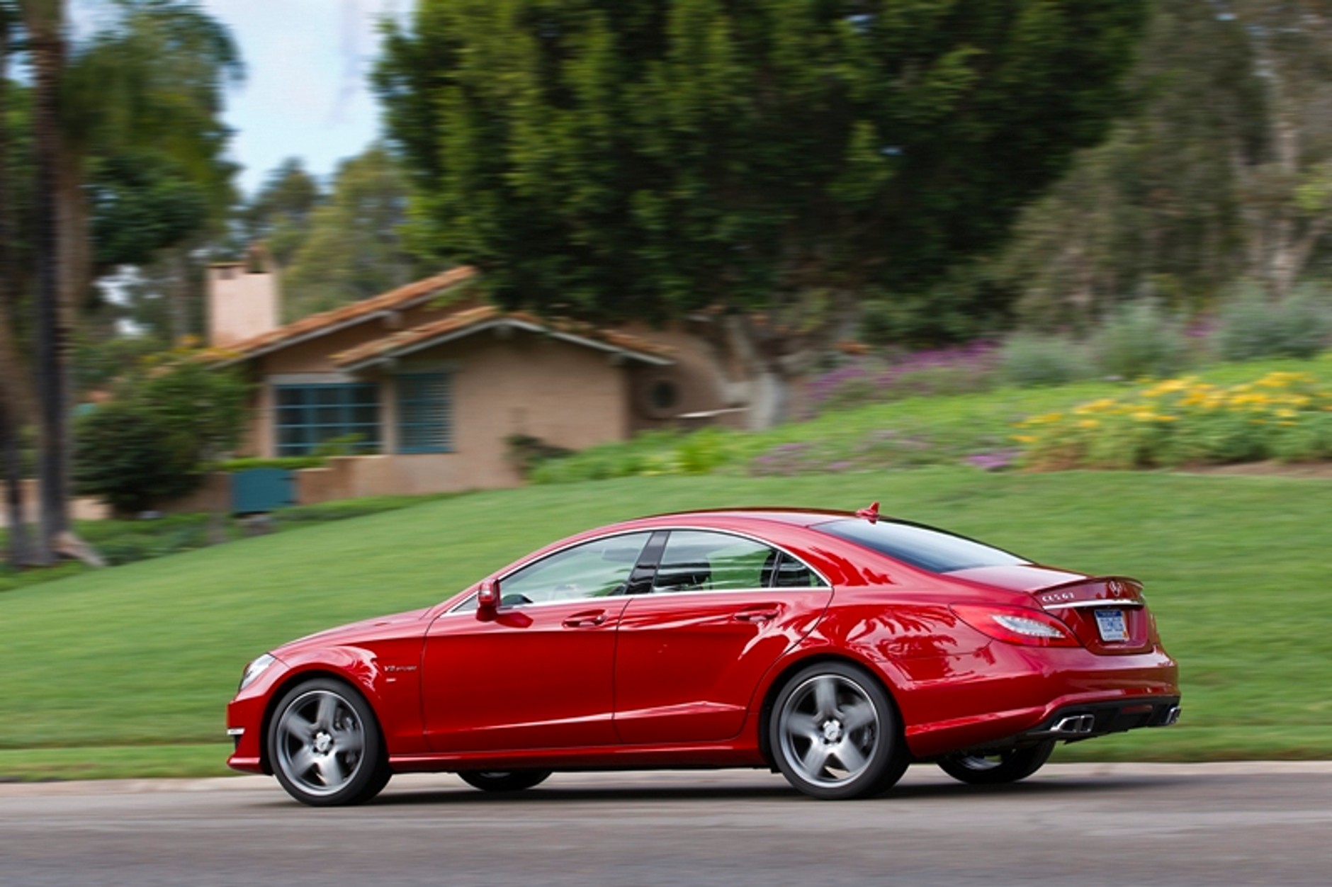 Mercedes CLS63 AMG ma rozdwojoną jaźń i świetnie wychodzi na zdjęciach