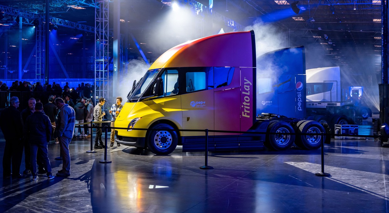 Elektryczne ciężarówki Tesla Semi już na drogach. W dalekie trasy pojadą wyłącznie z lekkimi produktami