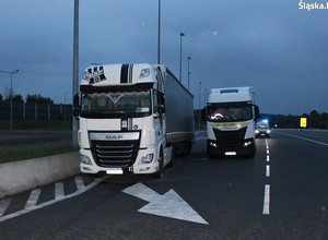 Kierowcy ciężarówek wybrali na postój pas awaryjny autostrady. Posypały się mandaty