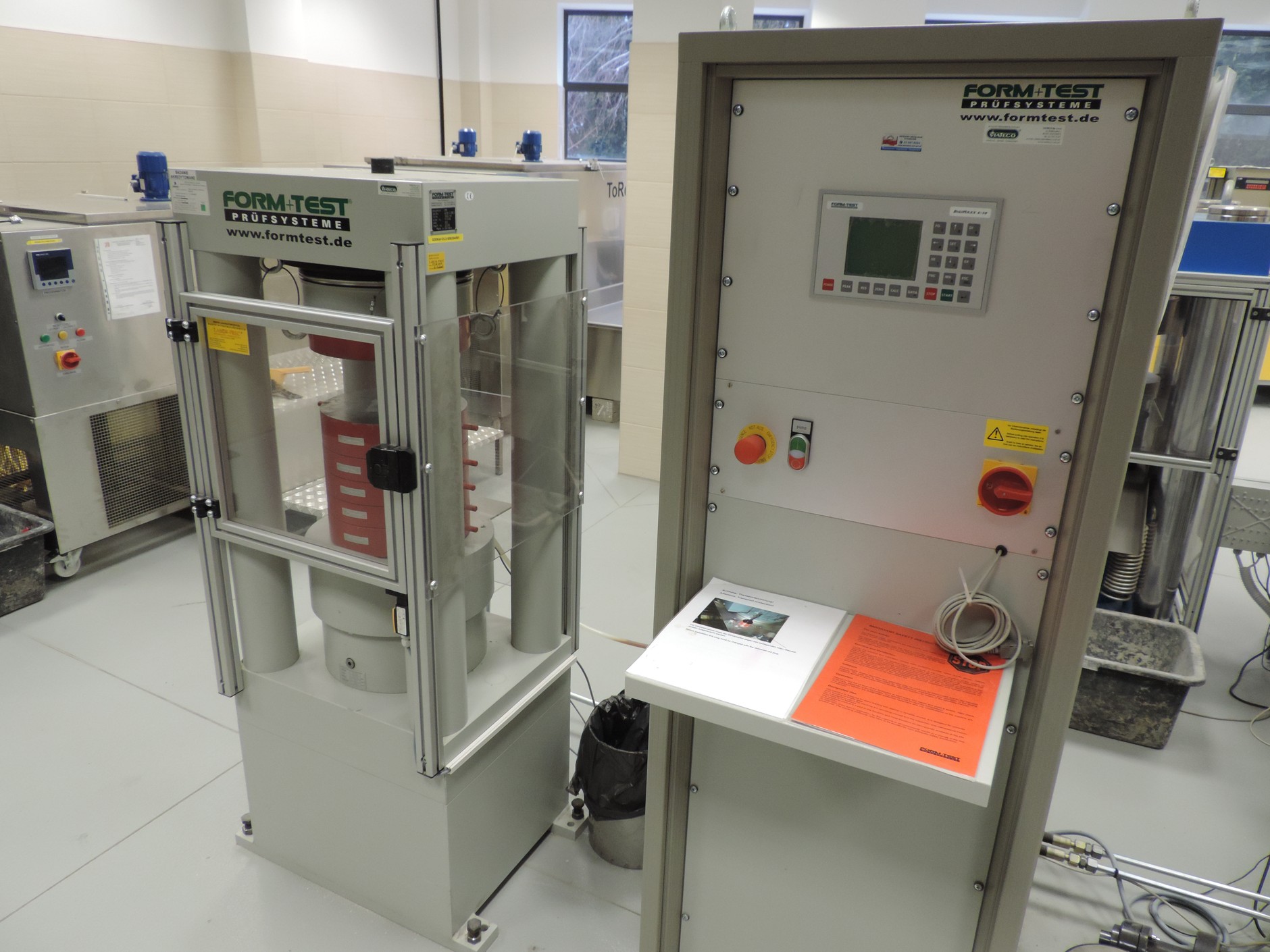 Prasa wytrzymałościowa do badania wytrzymałości na ściskanie betonu