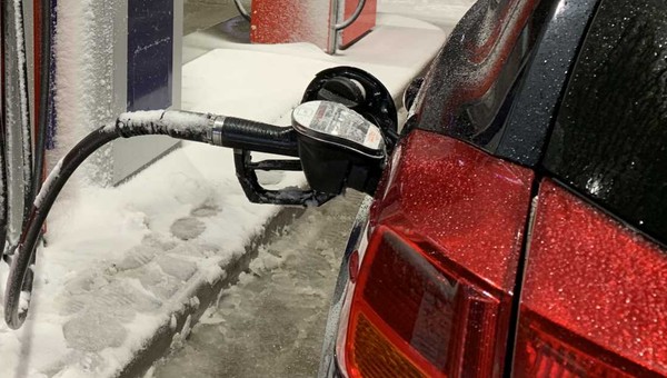 Letnie paliwa na stacjach, a pogoda wciąż chłodna. Co robić, jeśli wróci zima?