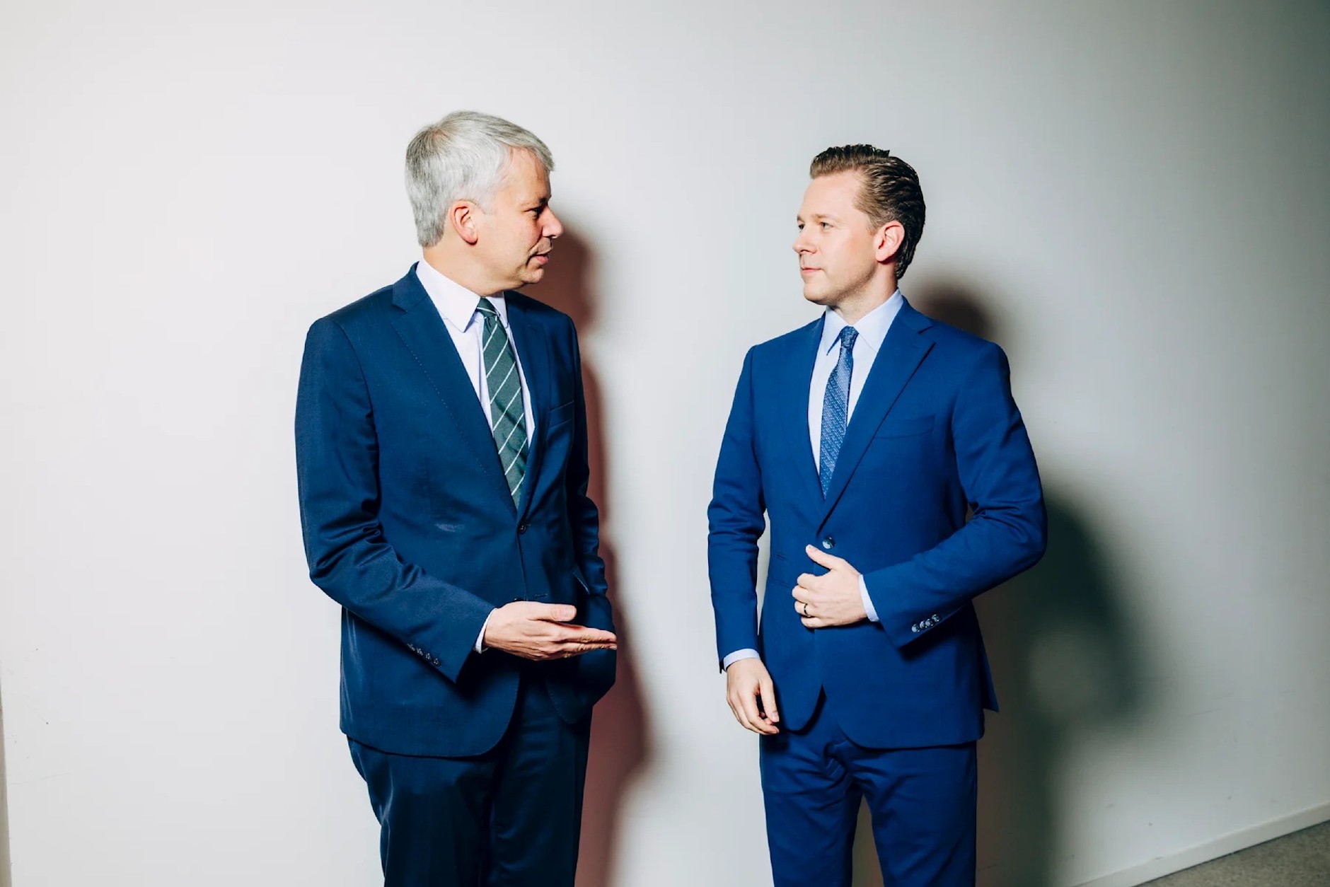 Niemiecki minister transportu Bilger (po lewej) podczas rozmowy z Helge Fuhstem z telewizji Welt (po prawej)
