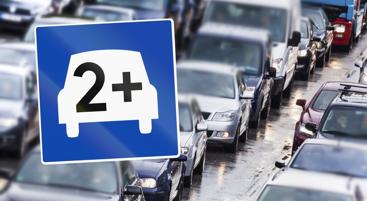Samochód, plus i cyfra na niebieskim tle. To nie dodawanie, ale ważny znak