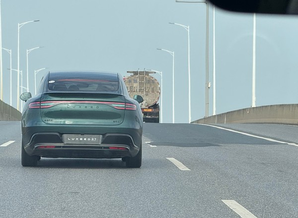 Turkusowe światło w samochodzie to jasny sygnał. Można je już spotkać na drogach