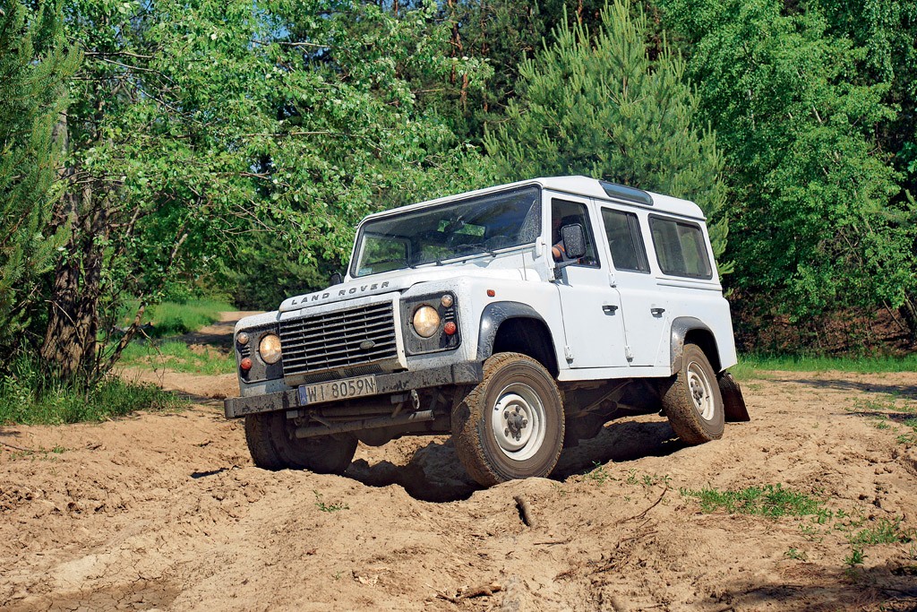 Land Rover Defender nieźle radzi sobie w terenie, ale znacznie gorzej na asfalcie. W bagażniku warto mieć zawsze komplet narzędzi i podstawowych części.