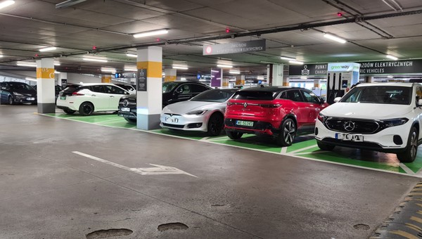 Rywalizacja o prąd do elektryków. Poszedł na zakupy i zablokował ładowarkę, auta nawet nie podpiął