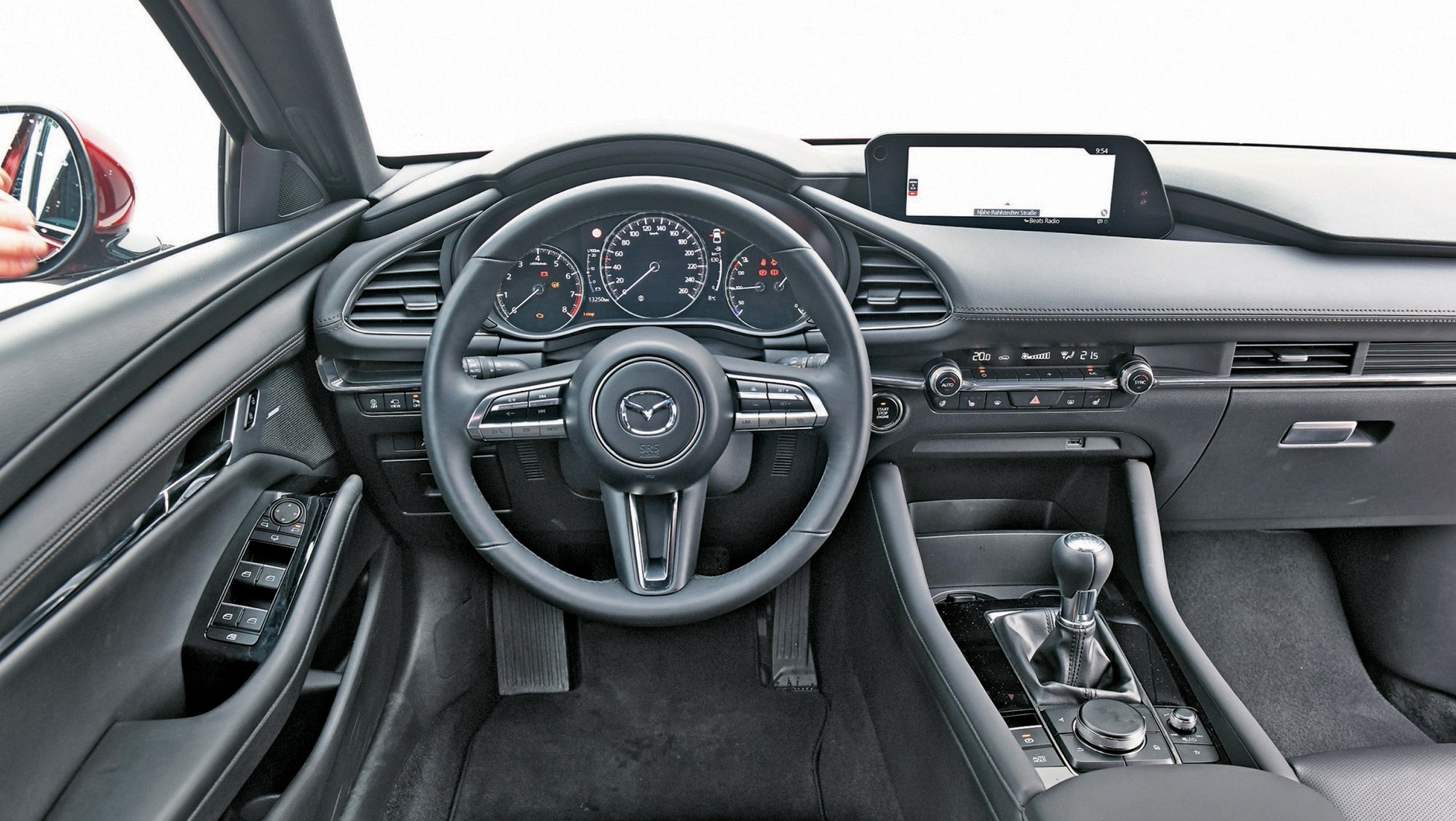 Mazda 3 2022 - czujecie się dobrze w autach bardziej przypominających tradycyjny samochód niż smartfona na kołach? To Mazda 3 jest w sam raz dla was.