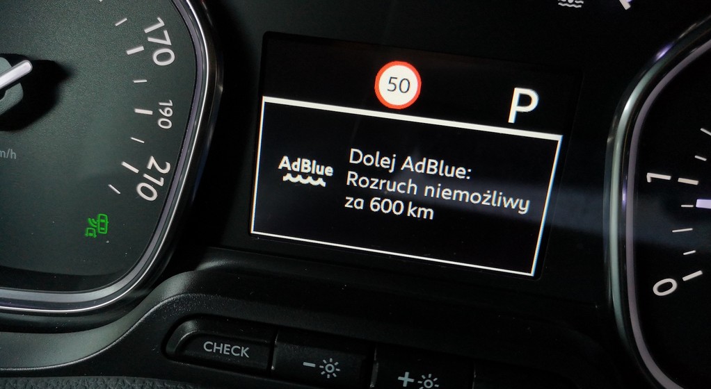 AdBlue trzeba regularnie dolewać. Tego rodzaju komunikat to już ostatnie ostrzeżenie
