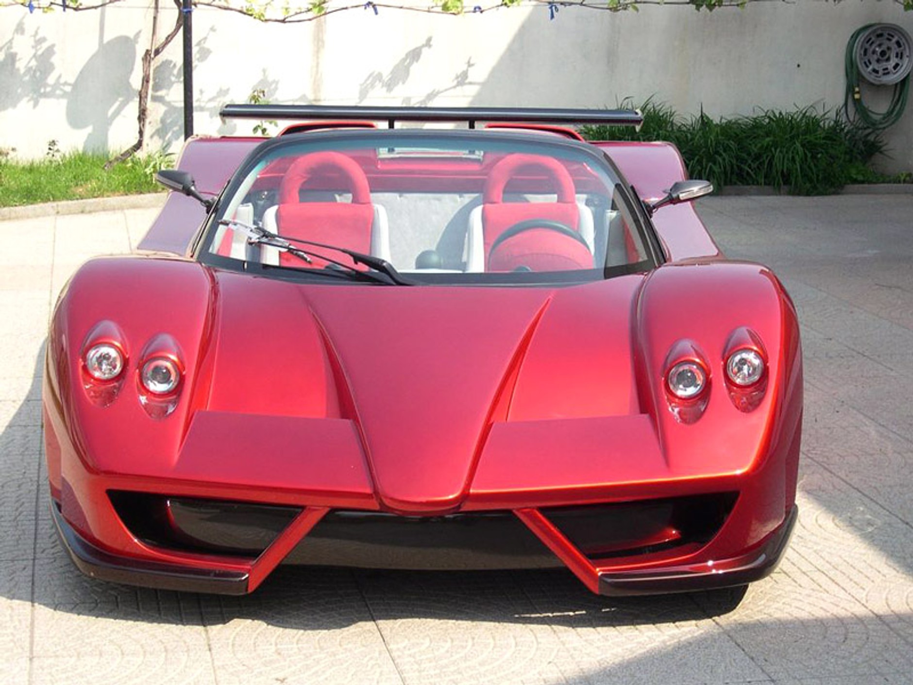 Lavazza GT-X V12 5.3: najnowsze osiągnięcie spółki Simbol Design