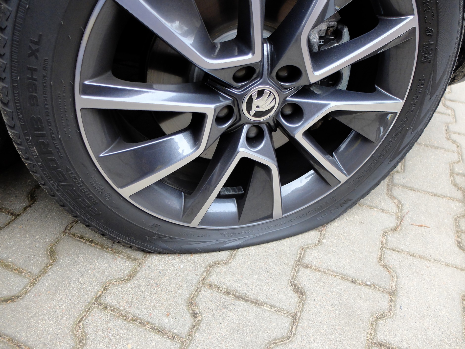 Wymiana koła krok po kroku: żeby zmienić koło w aucie, potrzebne będą: sprawne (napompowane) koło zapasowe, klucz do kół, narzędzie do zdejmowania nakładek ozdobnych ze śrub (jeśli są), klucz do śrub chroniących koła przed kradzieżą, podnośnik. Opcjonalnie – podstawka pod koła (można zastąpić np. kamieniem) oraz latarka (na wypadek wymiany koła po zmroku). Jeśli „zapas” jest kołem stalowym, a koła „jezdne” to „alusy”, może być potrzebny jeden komplet krótszych śrub do kół (w zależności od auta) do montażu „zapasu”.