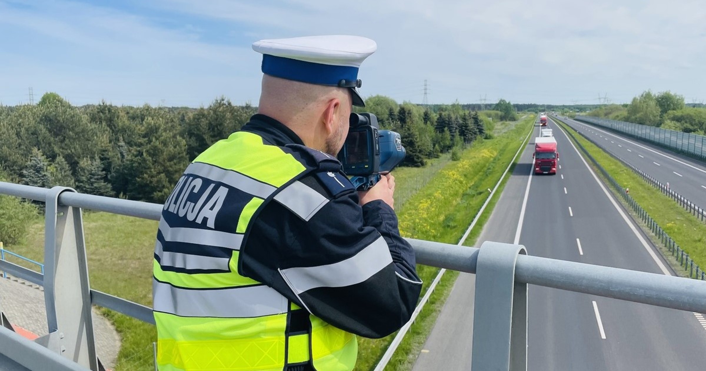 Policyjna kontrola zachowania wymaganego odstępu między pojazdami na autostradzie i drodze ekspresowej