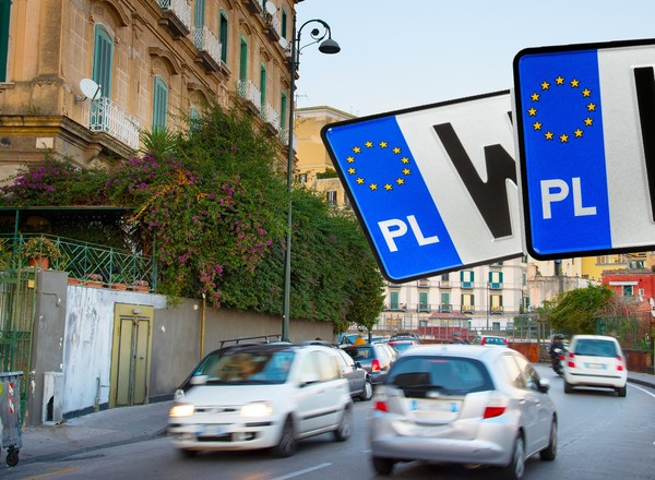 Zatrzęsienie polskich tablic we Włoszech. To nie szturm turystów z Polski – wyjaśniamy