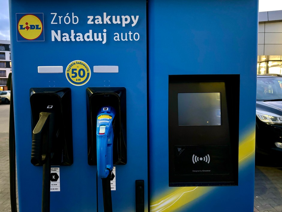 Nowa ładowarka przy Lidlu w Warszawie