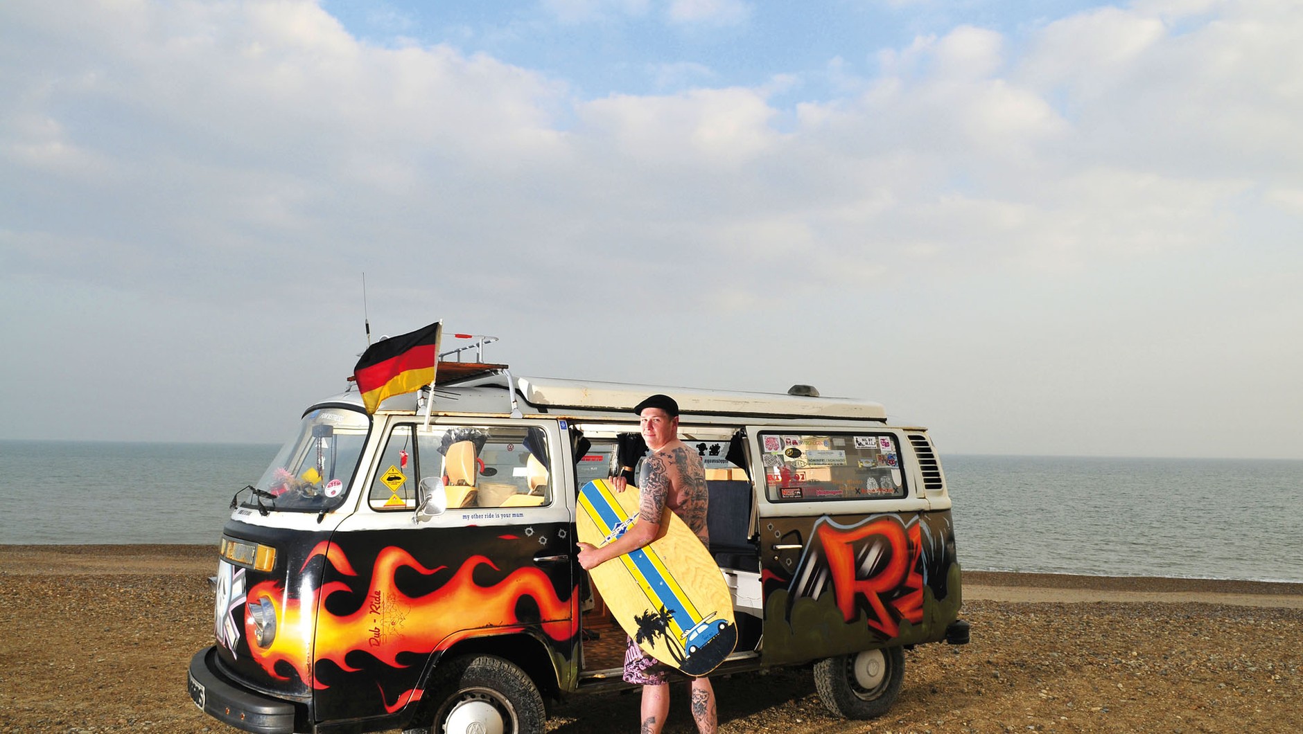 Życie Chrisa Redforda kręci się wokół Volkswagenów. A konkretnie jednego – VW T2, który jest równie kolorowy, jak jego właściciel. Jeździ nim, ma tatuaże z nim...