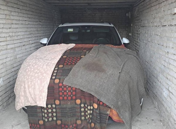 Pod kocami w garażu było ukryte Porsche. Policjanci znaleźli nie tylko auto