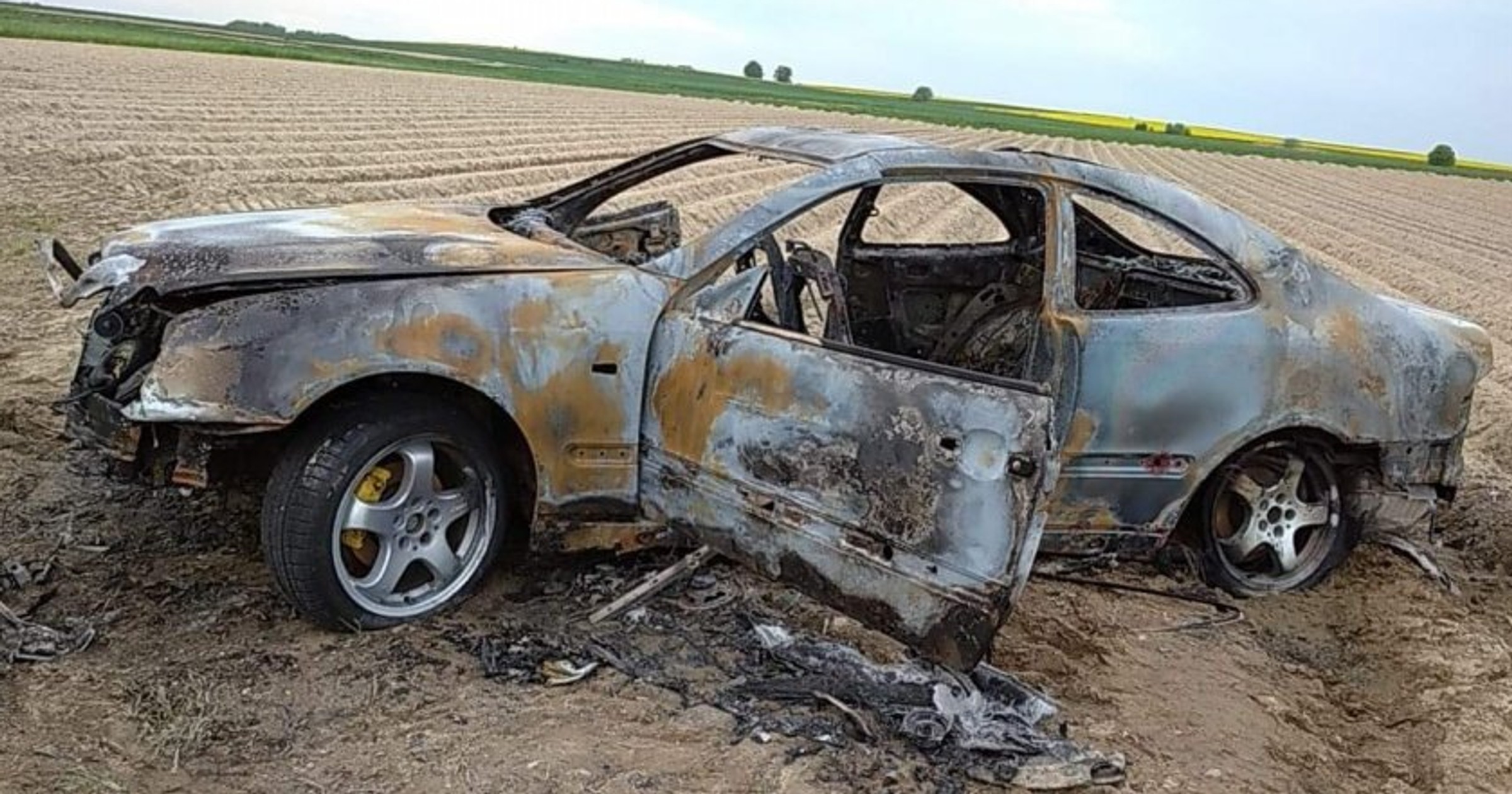 Bracia kręcili „bączki” do momentu aż Mercedes się spalił