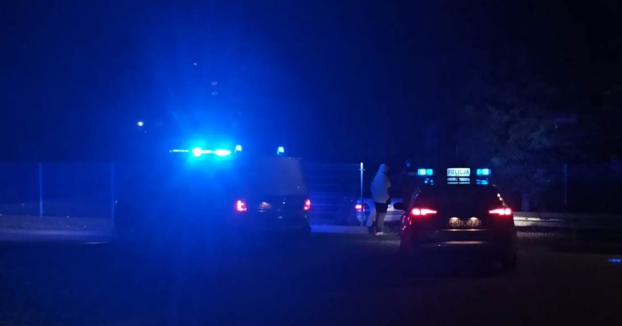 Pijany kierowca uciekał przed policją. Jazdę zakończył na ogrodzeniu