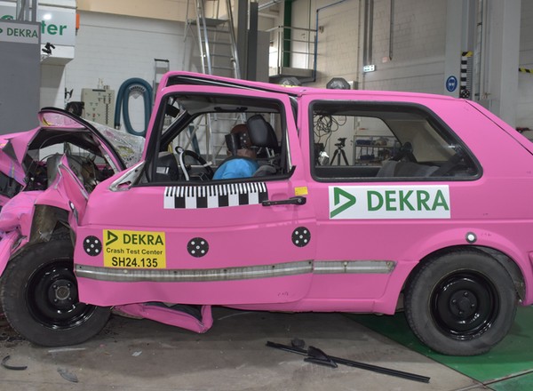 Dekra rozbiła Golfa II z 1989 r. Zdjęcia mówią wszystko