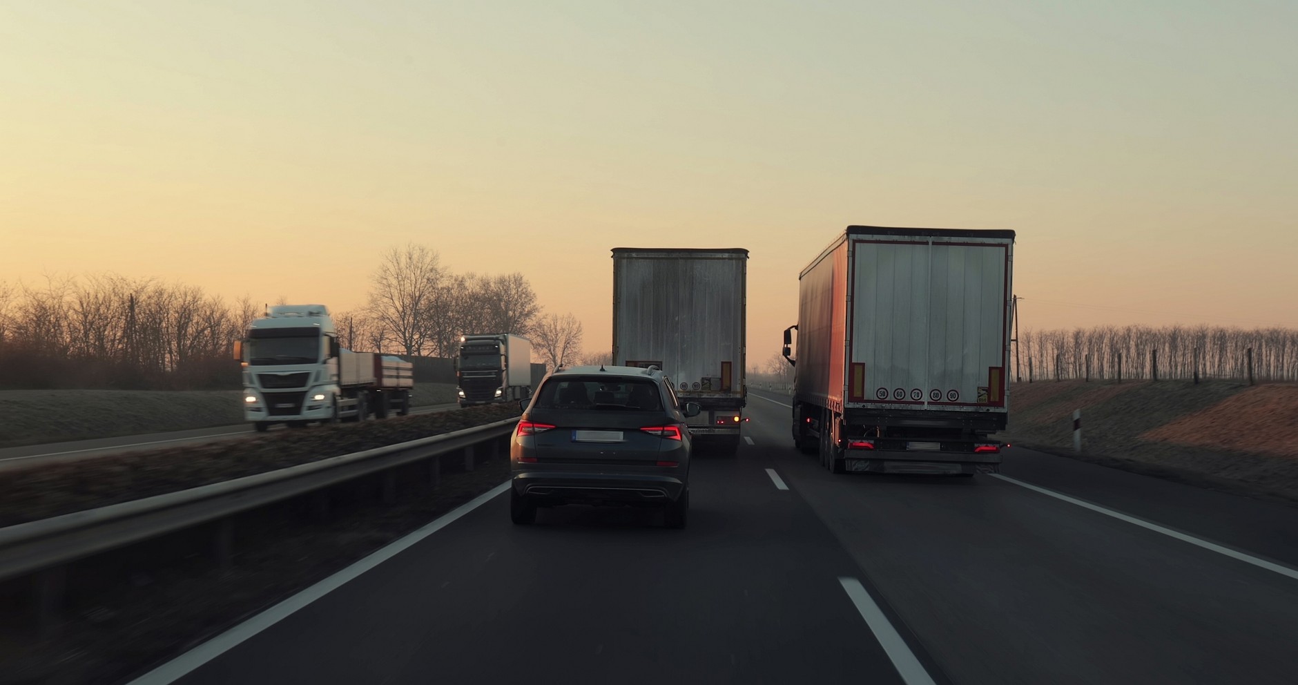 Pas ruchu powolnego pozwala szybciej jadącym pojazdom na swobodny przejazd (zdjęcie ilustracyjne)