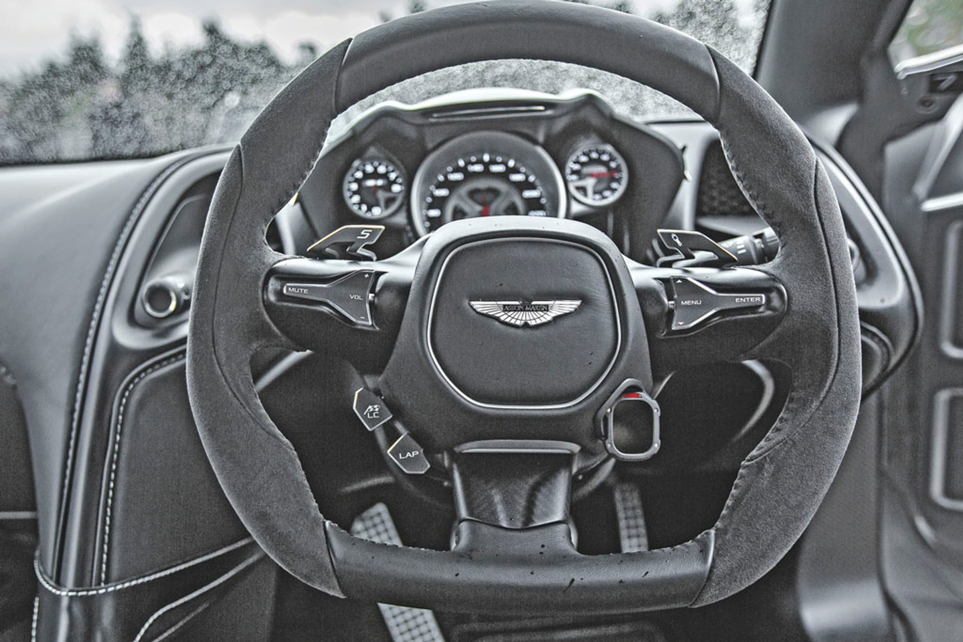 Aston Martin DB10 - Bond idzie bokiem