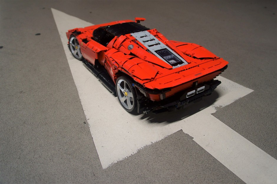 Ferrari Daytona SP3 w skali 1:8 z klocków LEGO