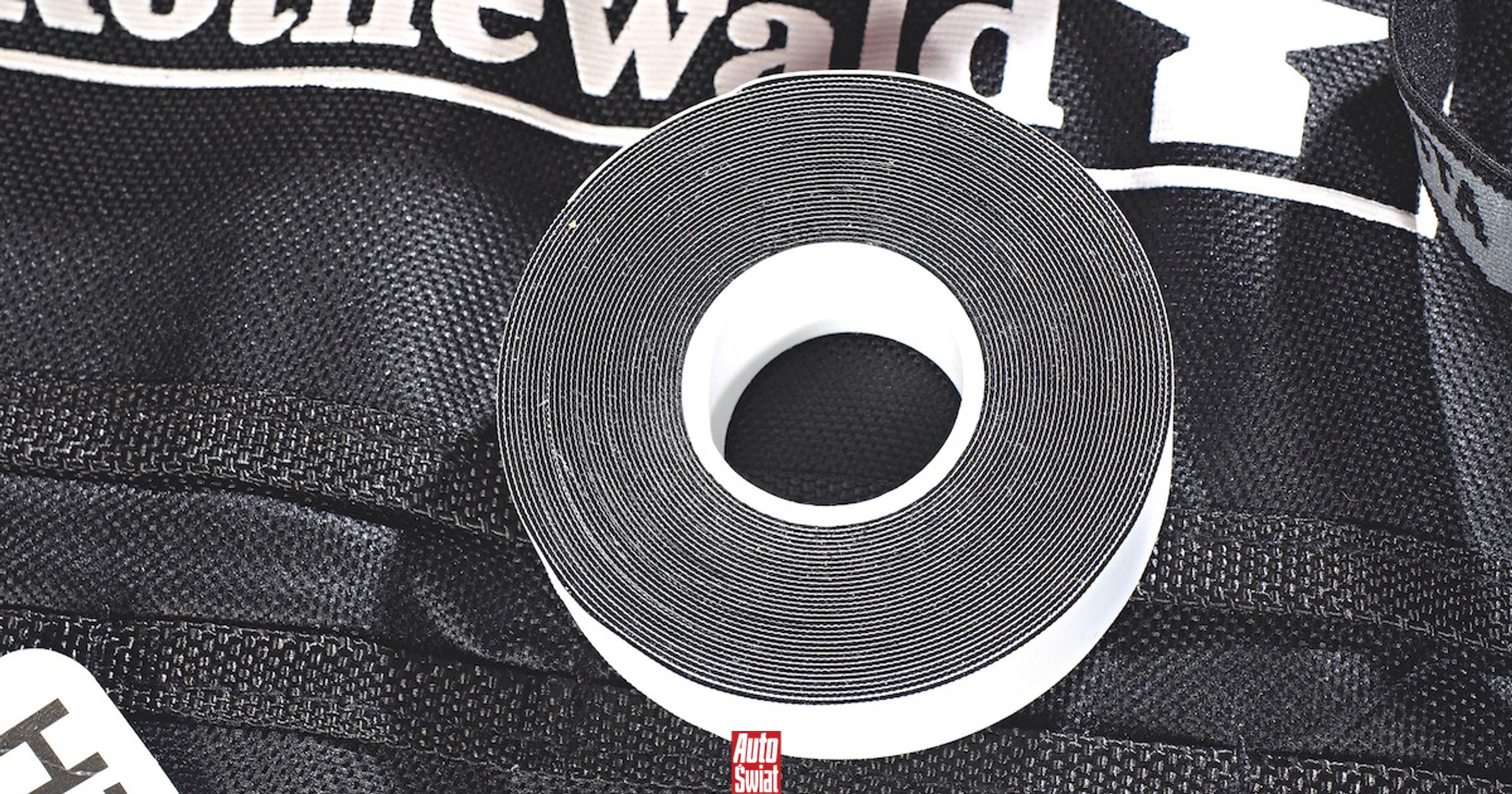 Pomysłowy trik na zimę. Miej w aucie zawsze taśmę klejącą