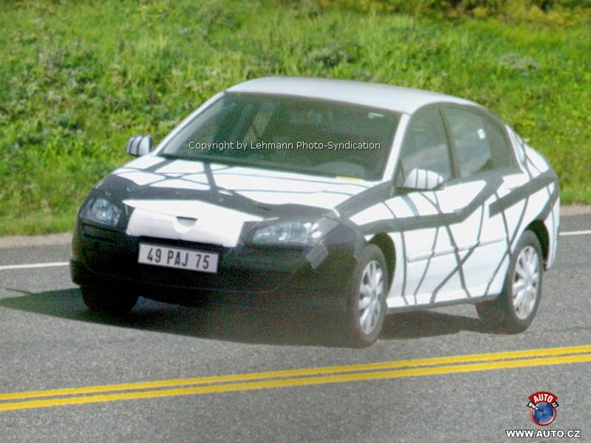 Zdjęcia szpiegowskie: Nowy Renault Laguna!