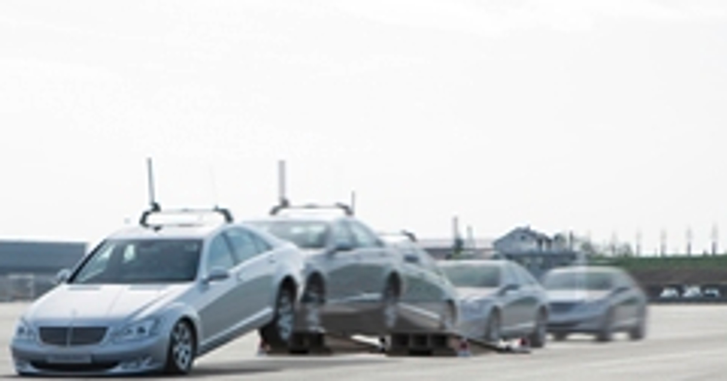 Mercedesy przejęte przez roboty robią dziwne rzeczy 