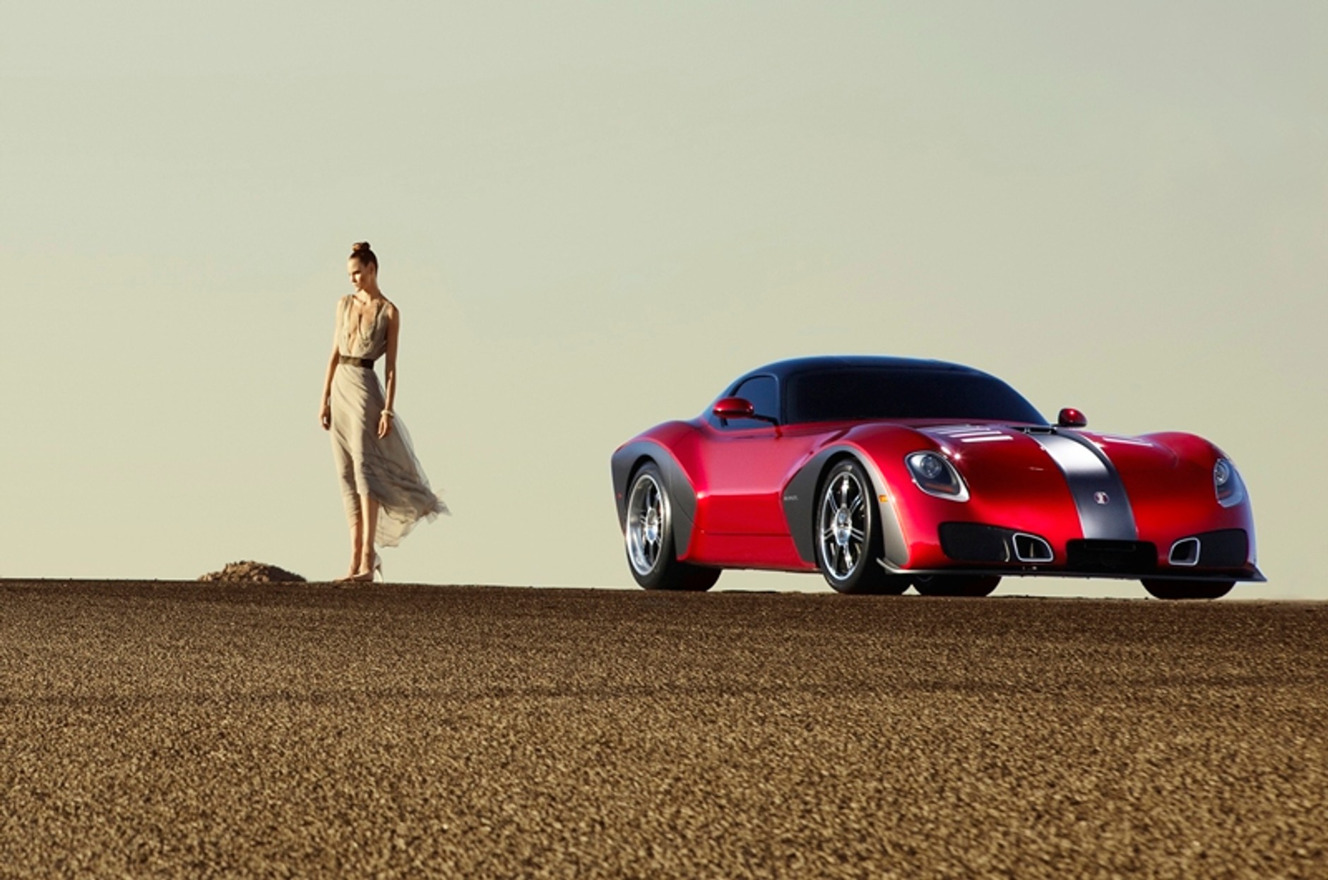 Kim jest ta kobieta? I co to za auto?