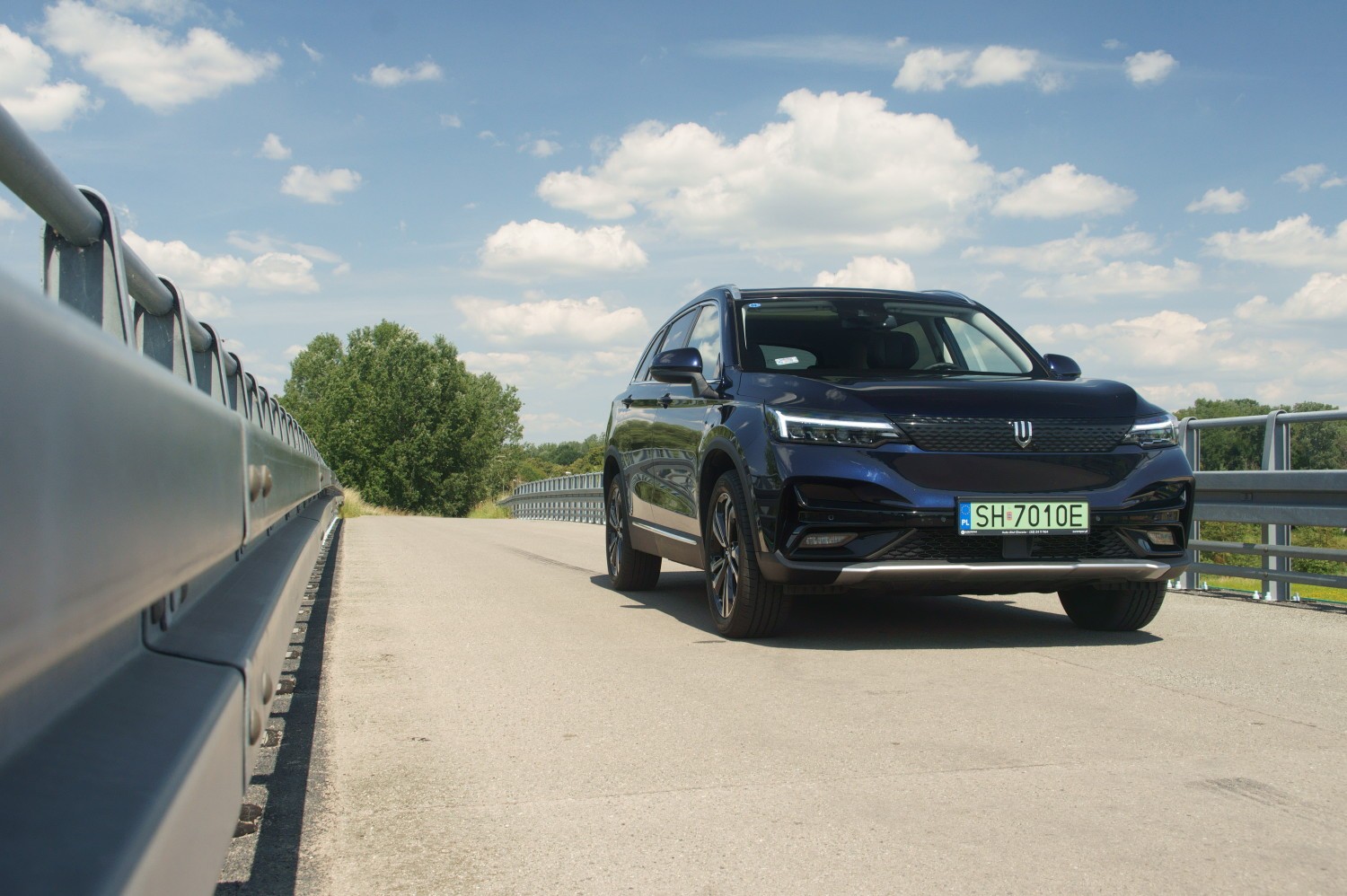 Z daleka Skywell ET5 wygląda na auto o rozmiar mniejsze