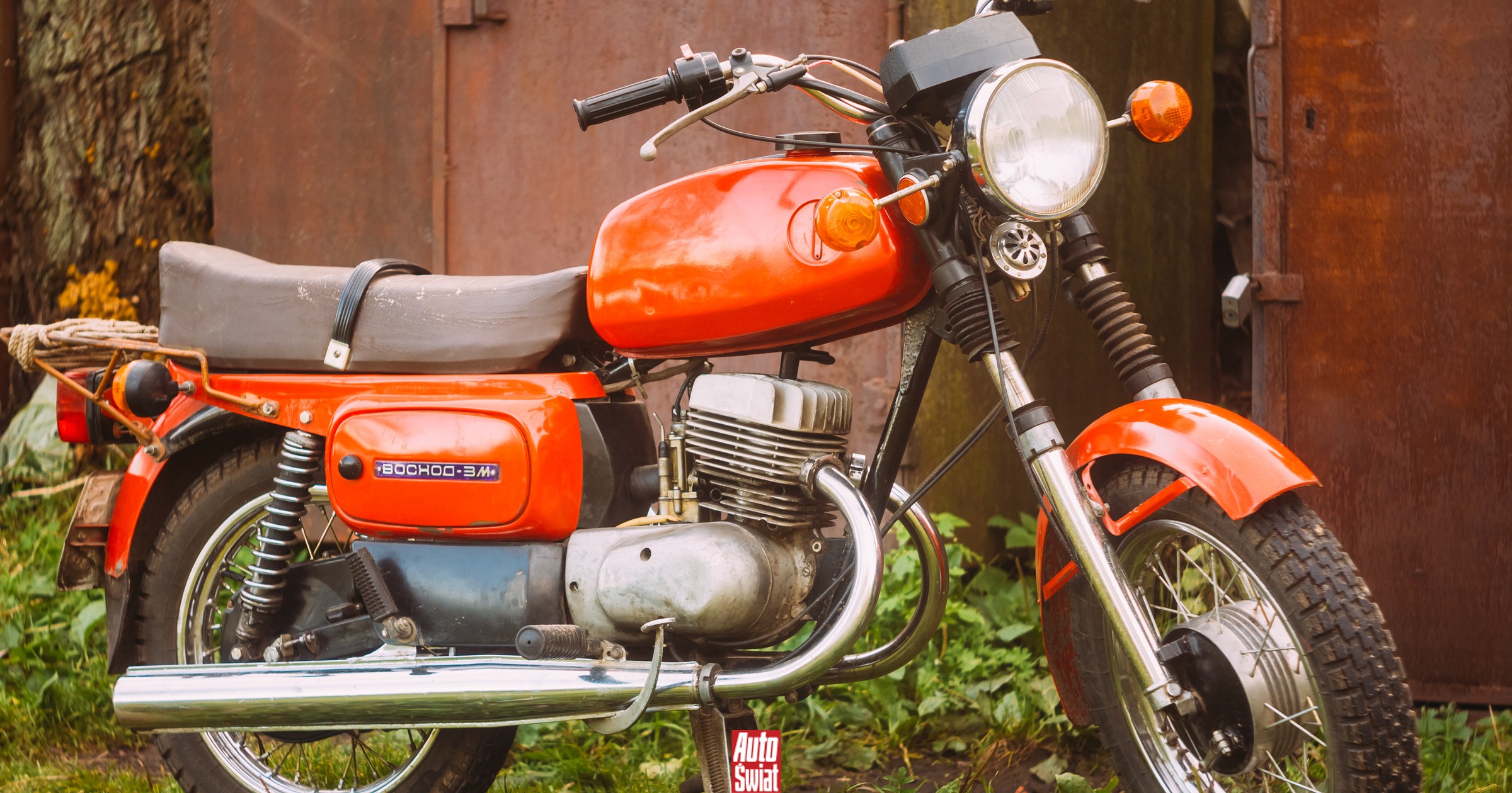 Fabbrica di armi in Russia produce motocicli sovietici. Lavoratori in atelier di produzione