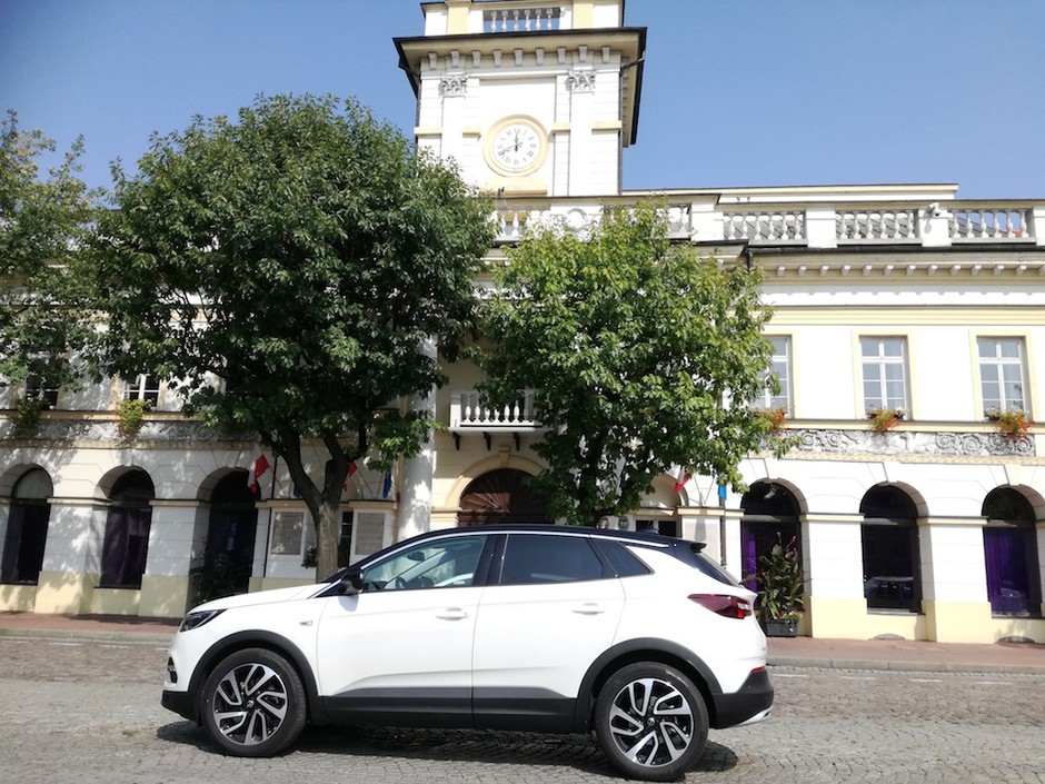 Opel Grandland X w Łowiczu przed ratuszem