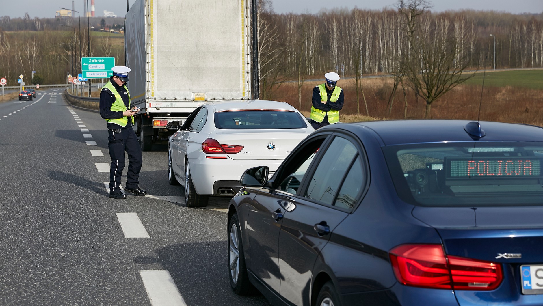 Pojazd policyjny staje – jeśli to możliwe – za pojazdem kontrolowanym