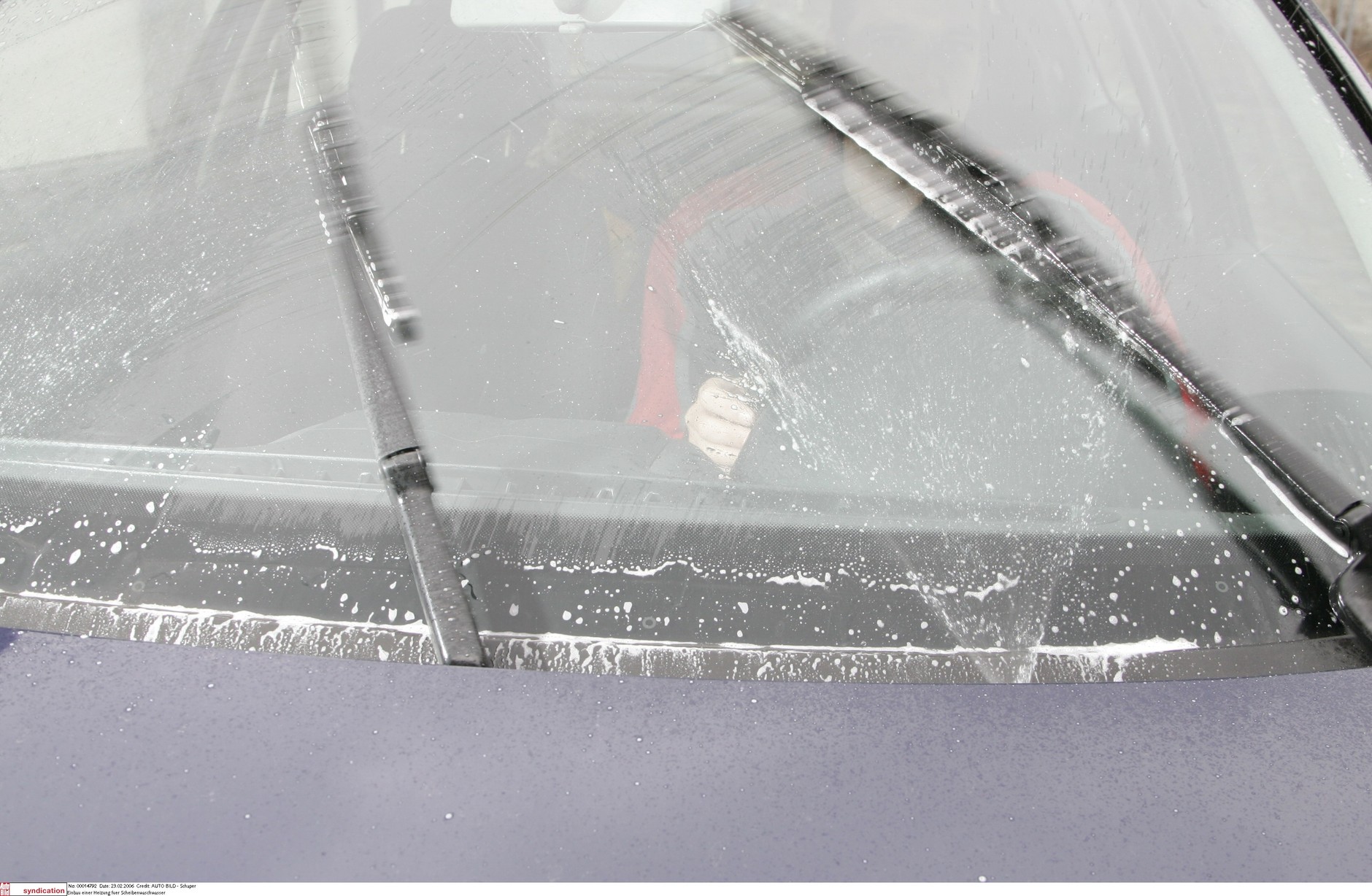 Spryskiwacz szyby to podstawa - nie wolno jeździć wycieraczkami po szybie na sucho.