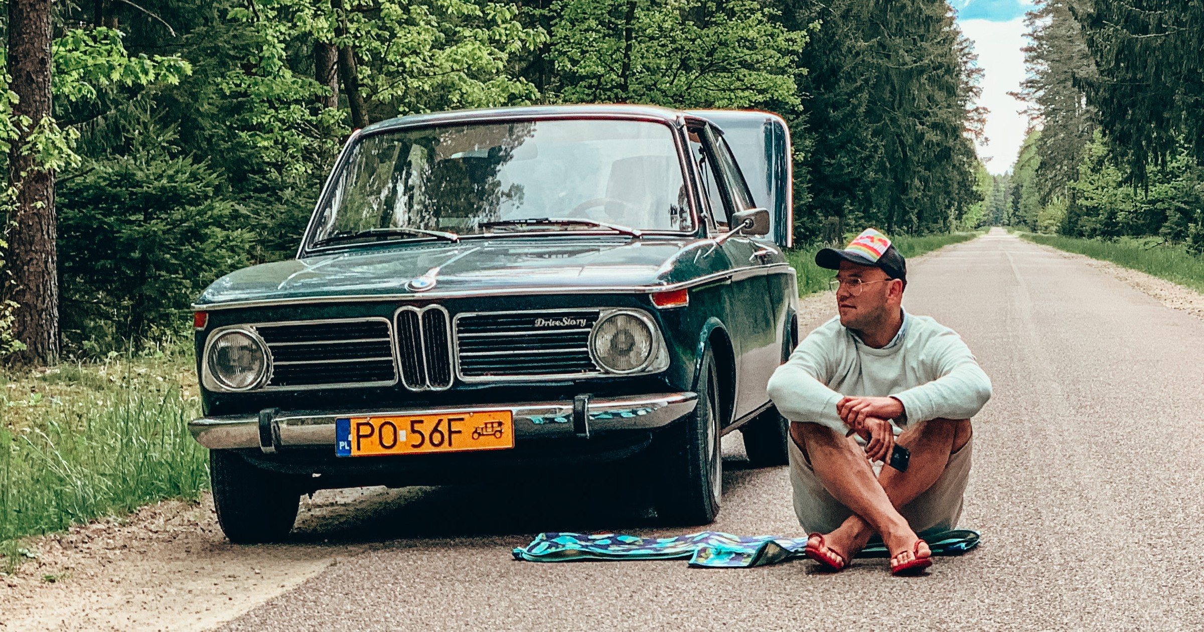 Jakub Majewski, założyciel DriveStory, przy jednym ze swoich BMW 2002