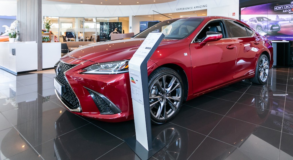 Wielki Test Salonów – Lexus