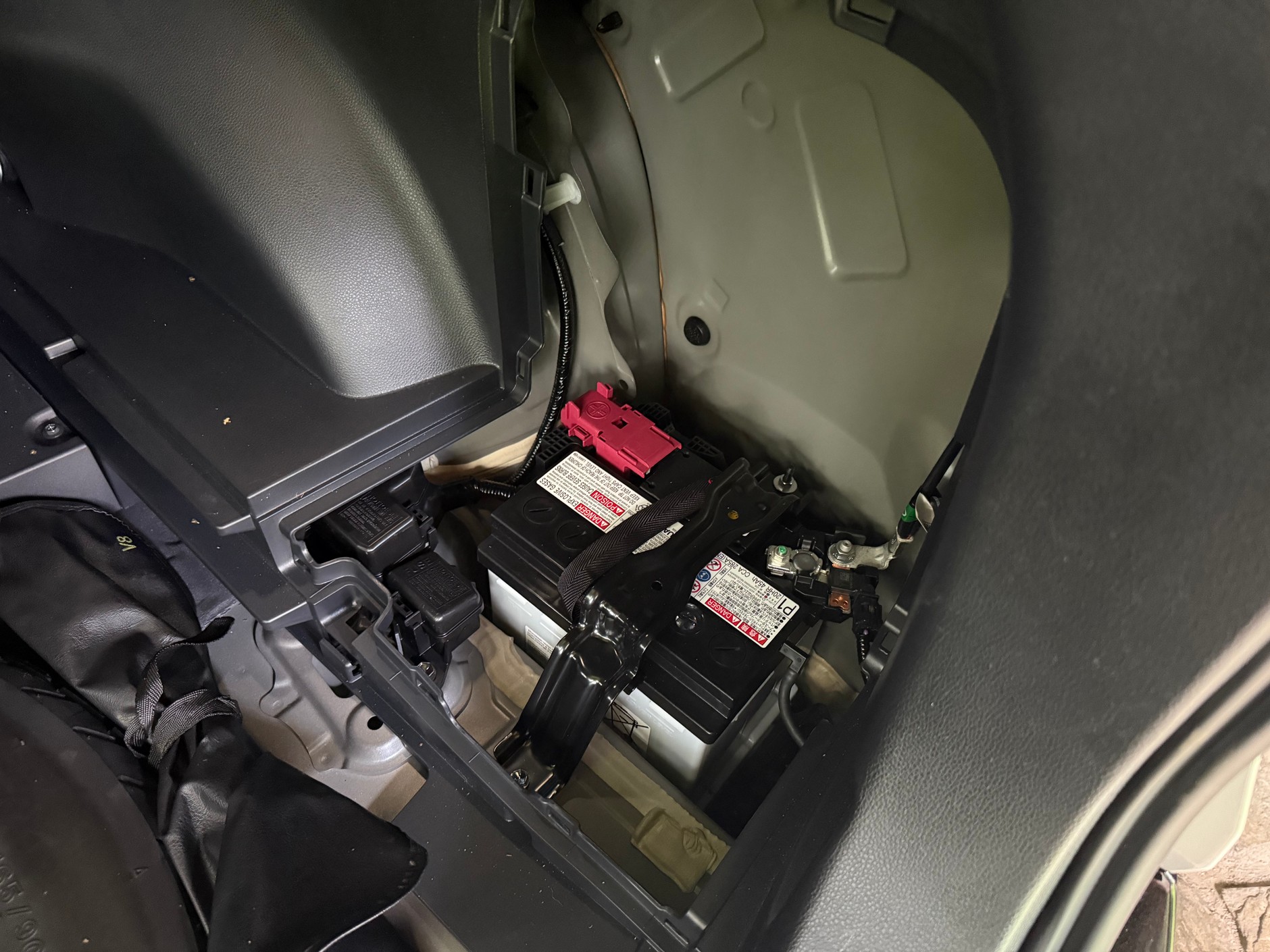 Akumulator samochodu może być ukryty głęboko – np. pod wieloczęściową osłoną w bagażniku. Warto upewnić się o tym wcześniej, by nie szukać go rozpaczliwie, będąc w stresie