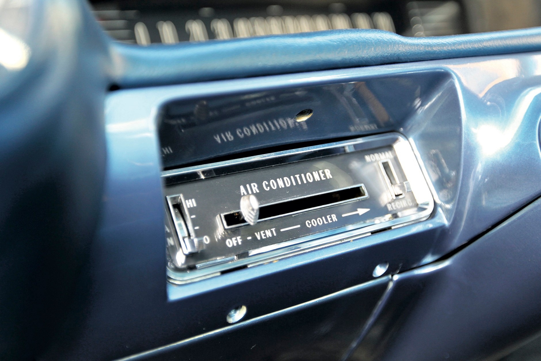 Nawet kilkudziesięcioletnie auta z USA mogą mieć klimatyzację. Samochodu ze starą klimą lepiej nie sprowadzać przez Niemcy, bo grozi to sprawą karną!