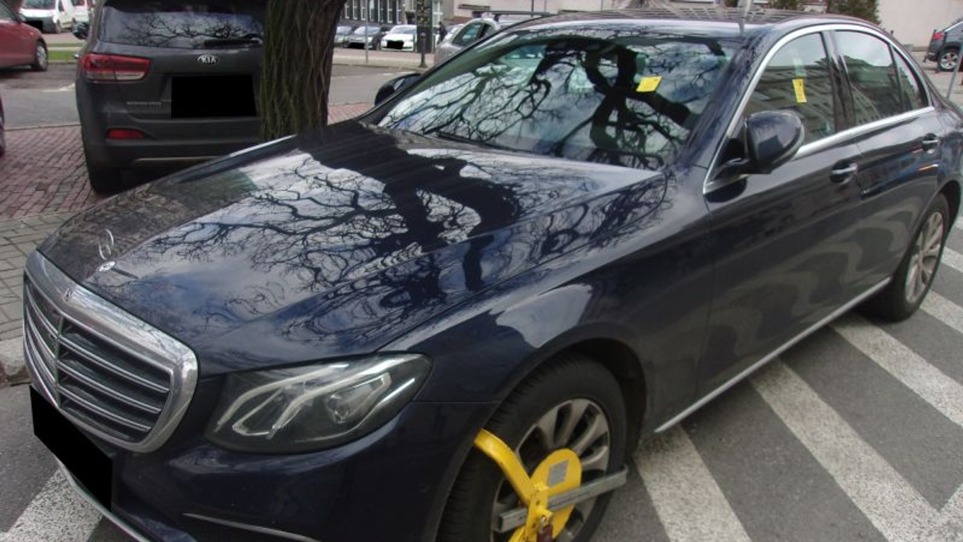 Kierowca tego Mercedesa zignorował znak P-21