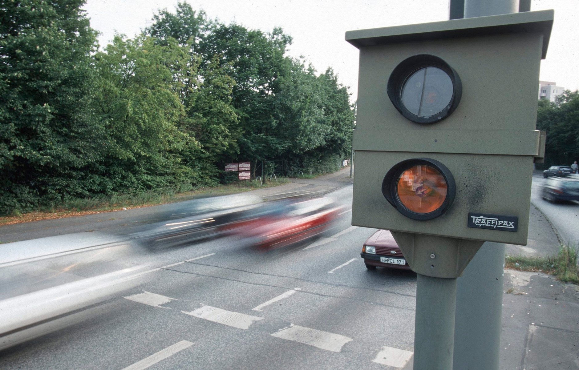 Tak wyglądają fotoradary w Niemczech: w niektórych miejscowościach zachowały się jeszcze urządzenia w obudowach sprzed ponad 30 lat – w środku jest nowy sprzęt.