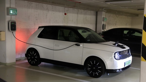 Ładowanie auta w garażu podziemnym – taniej niż na publicznych ładowarkach