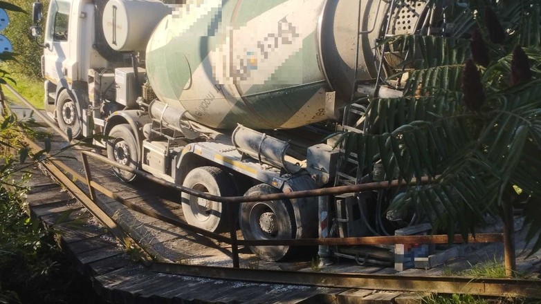 Kierowca ciężarówki zignorował znaki i doprowadził do zniszczenia mostu