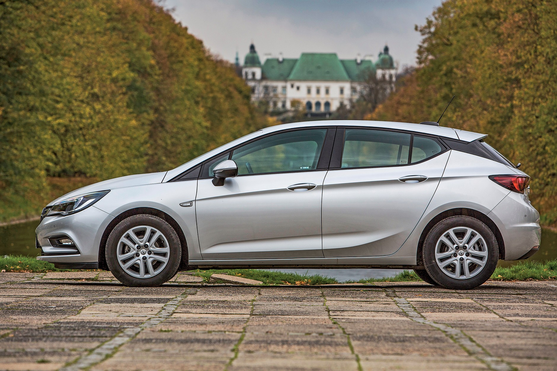 Popularne kompakty z benzyniakiem: Opel Astra