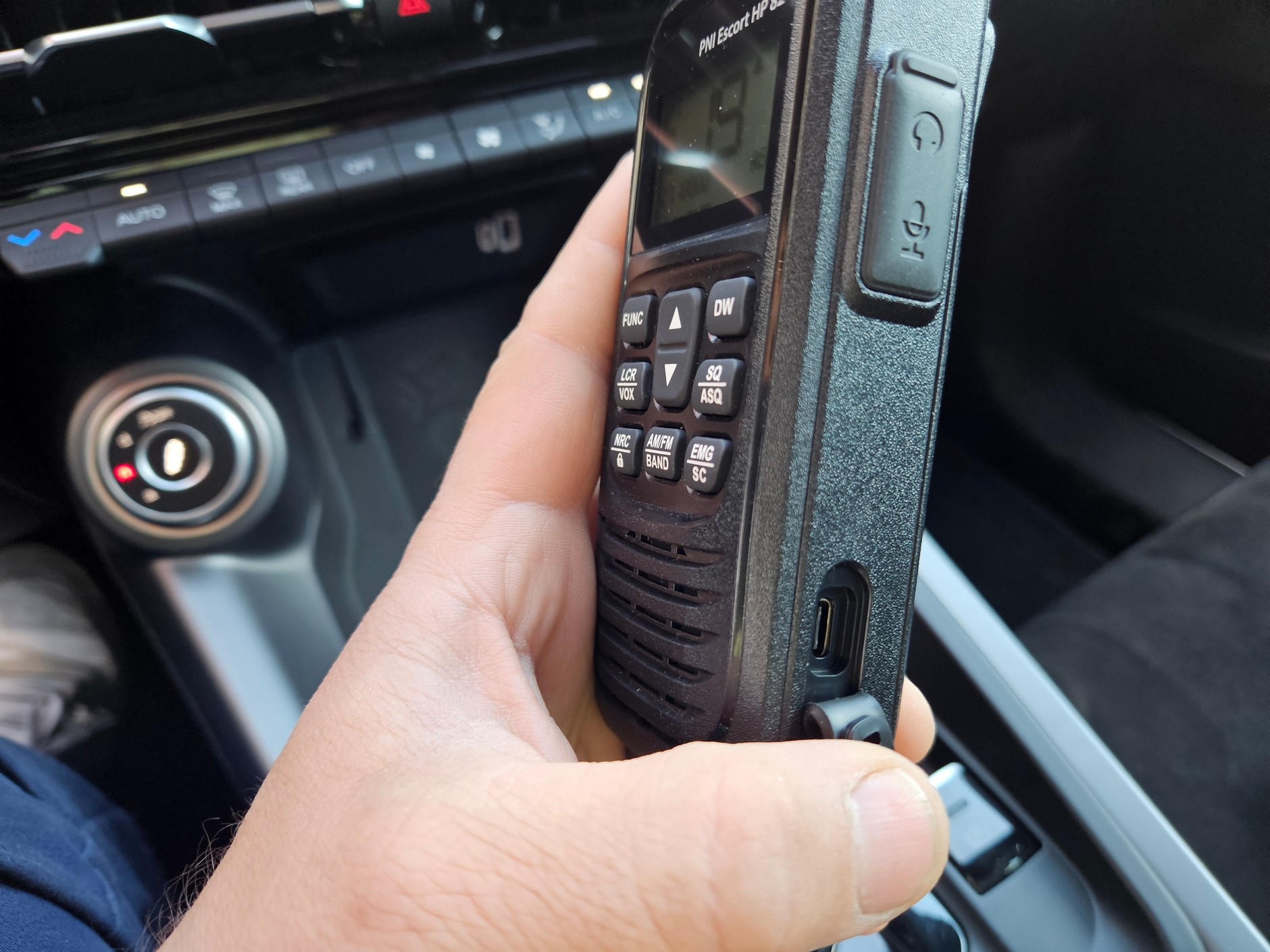 Gniazdo USB-C to przejaw nowoczesności. To bardzo ułatwia używanie radia, także w samochodzie.